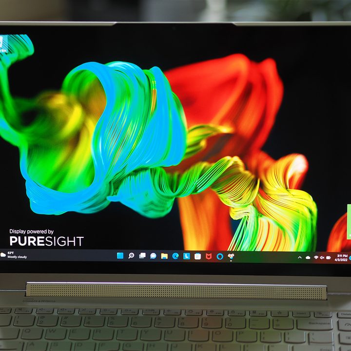 Close up on the Lenovo Yoga 9i 14 Gen 7 display.