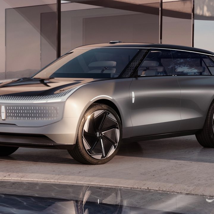 Front three quarter view of the Lincoln Star concept.