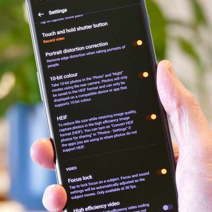 The 10-bit color mode option on the OnePlus 10 Pro.