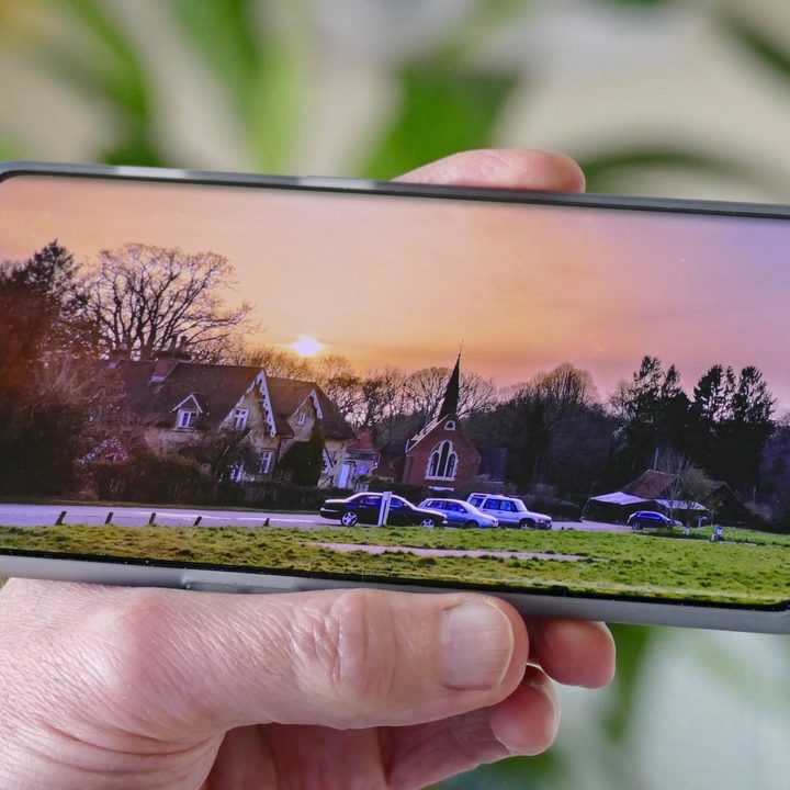 A 10-bit color photo shown on the OnePlus 10 Pro.