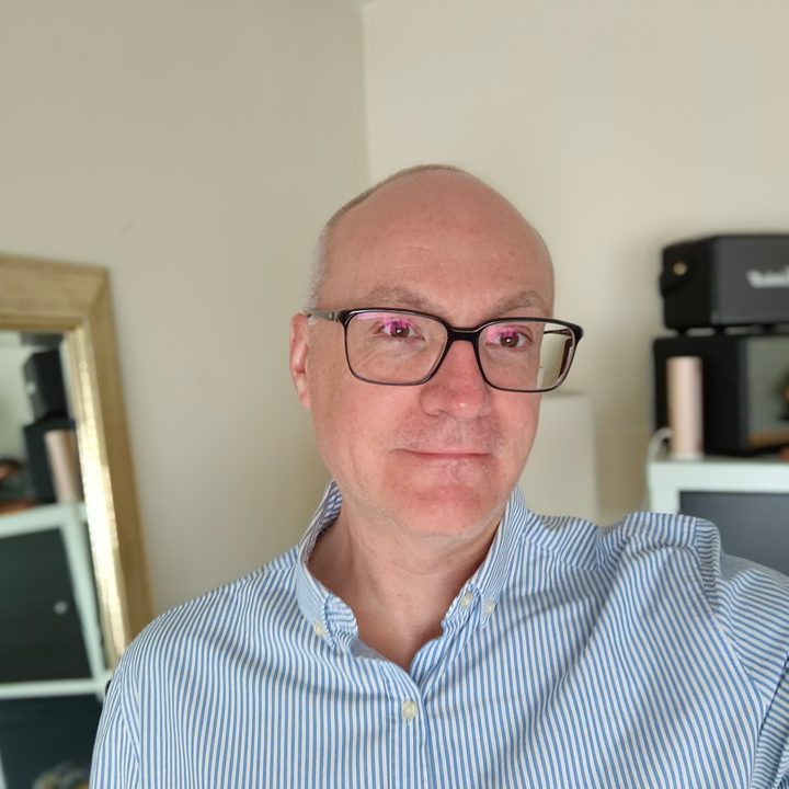 OnePlus 10 Pro Portrait mode selfie.