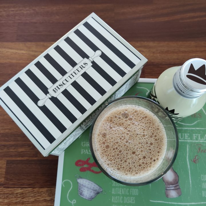 Coffee and biscuits shot with the OnePlus 8 Pro indoor photo.