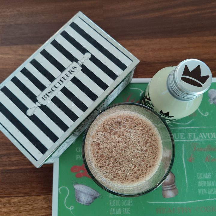 Coffee and biscuits shot with the OnePlus 9 Pro indoor photo.
