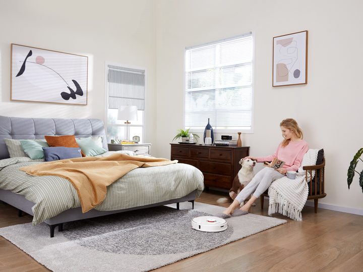 Roborock S7 smart vacuum cleaning while Mom relaxes with best friend.
