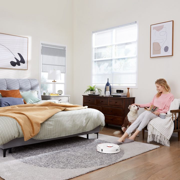 Roborock S7 smart vacuum cleaning while Mom relaxes with best friend.