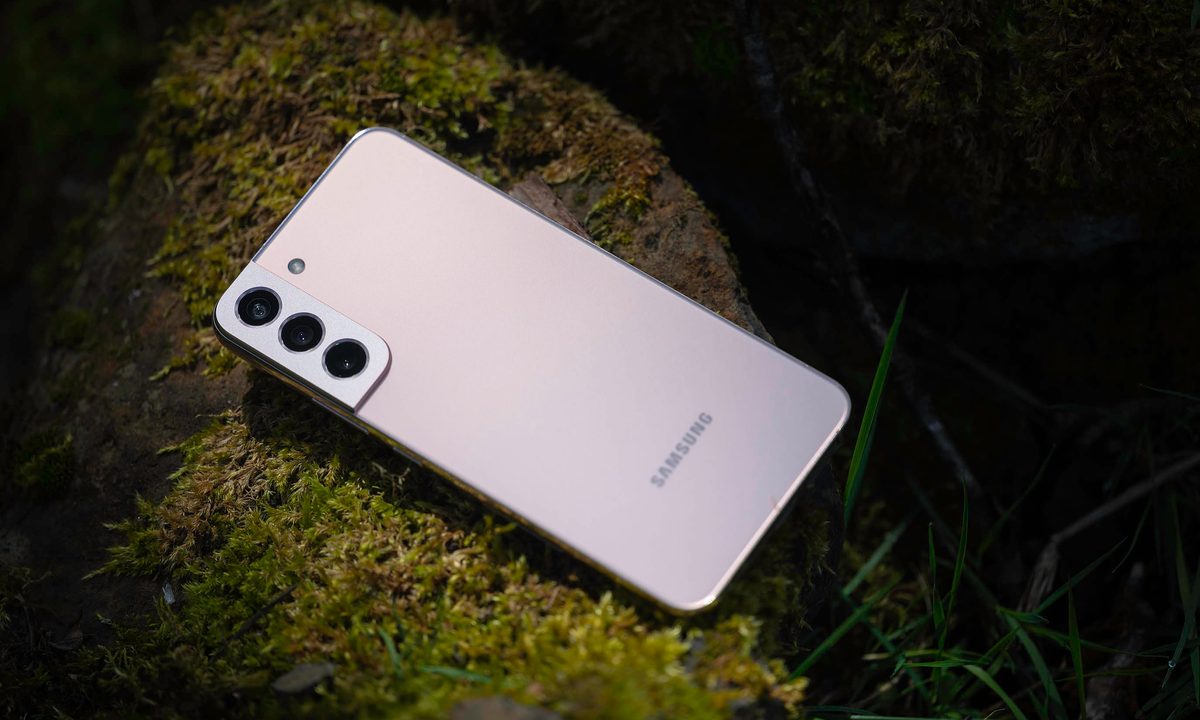 Samsung Galaxy S22+ lying on a moss covered rock.
