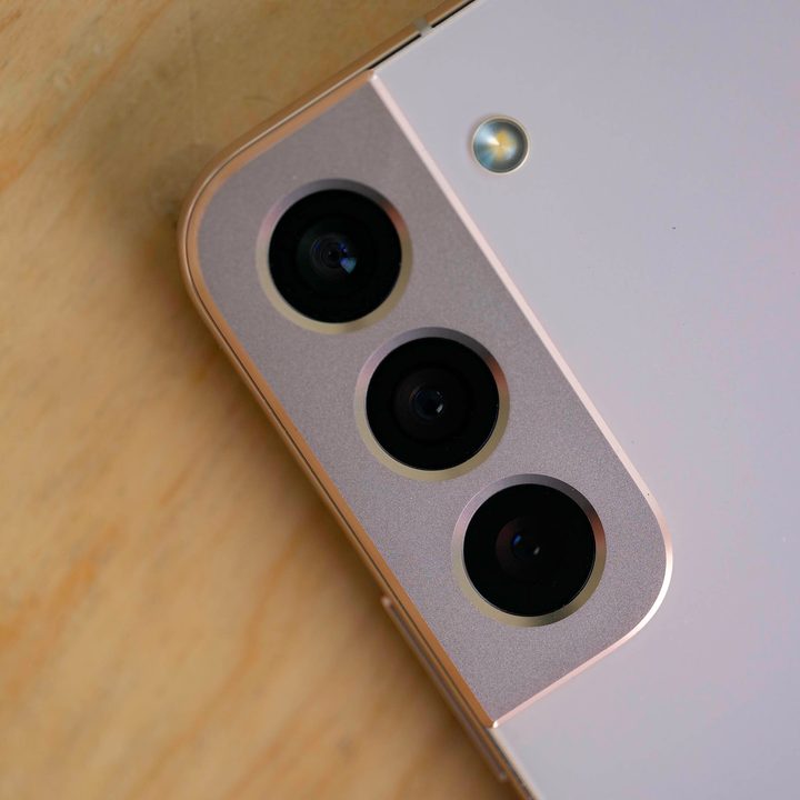 Close up of the camera bump on the Samsung Galaxy S22+.