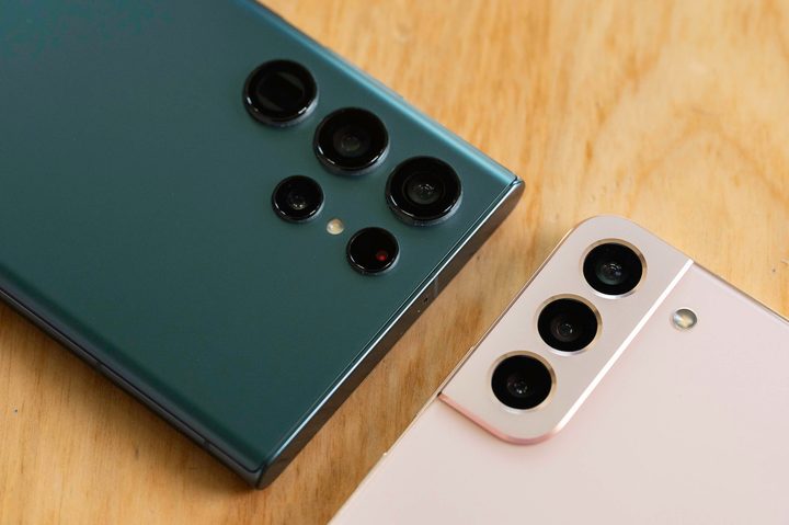 The Samsung Galaxy S22 Ultra and S22+ side by side.