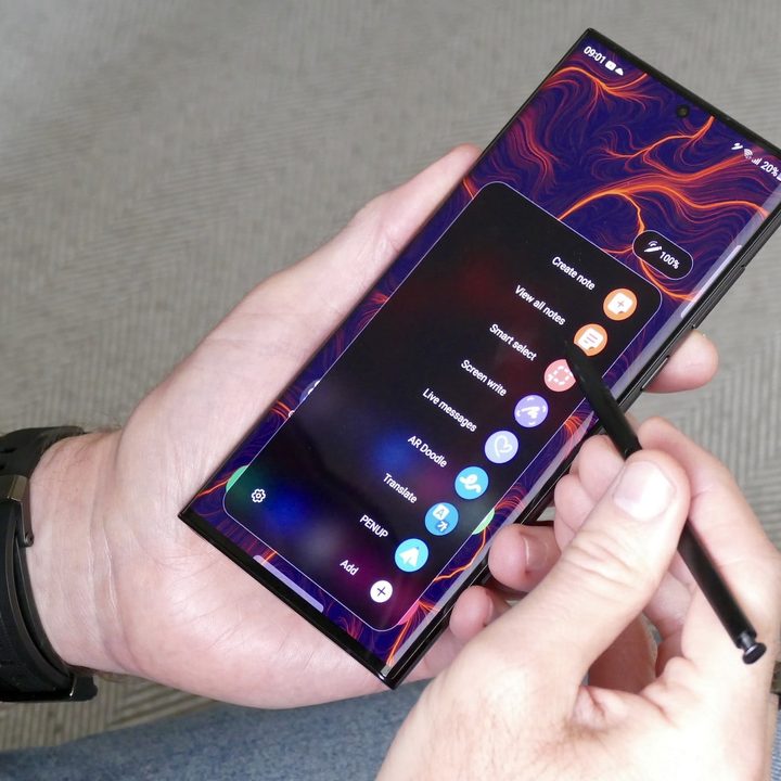 Man using an S Pen with the Samsung Galaxy S22 Ultra.
