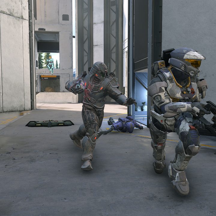 A team moves the oddball in Halo Infinite.