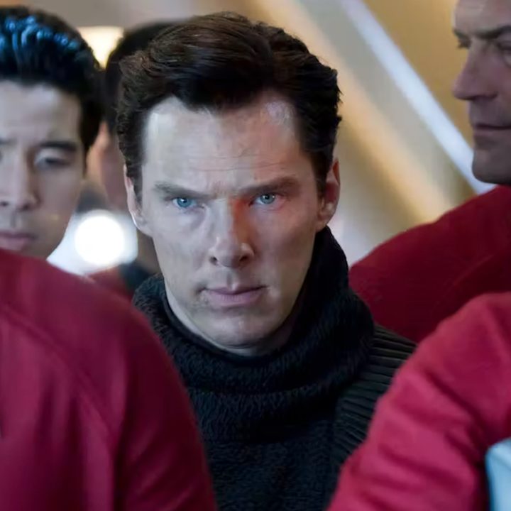 Khan being scorted by a group of Starfleet officers in Stark Trek: Into Darkness.