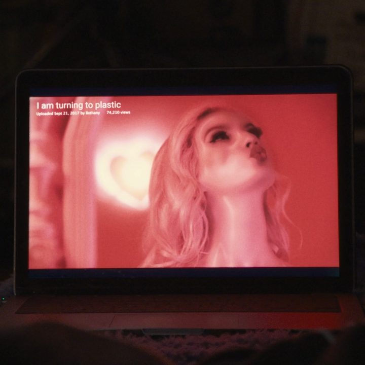 On a screen, an internet performance art pretends to be plastic.