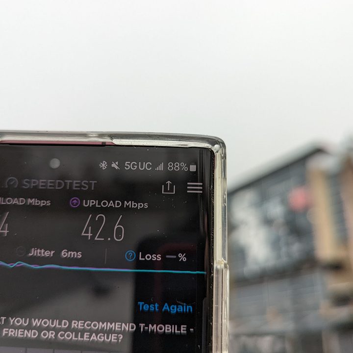 Speedtest results on a Samsung Galaxy S22 Ultra.