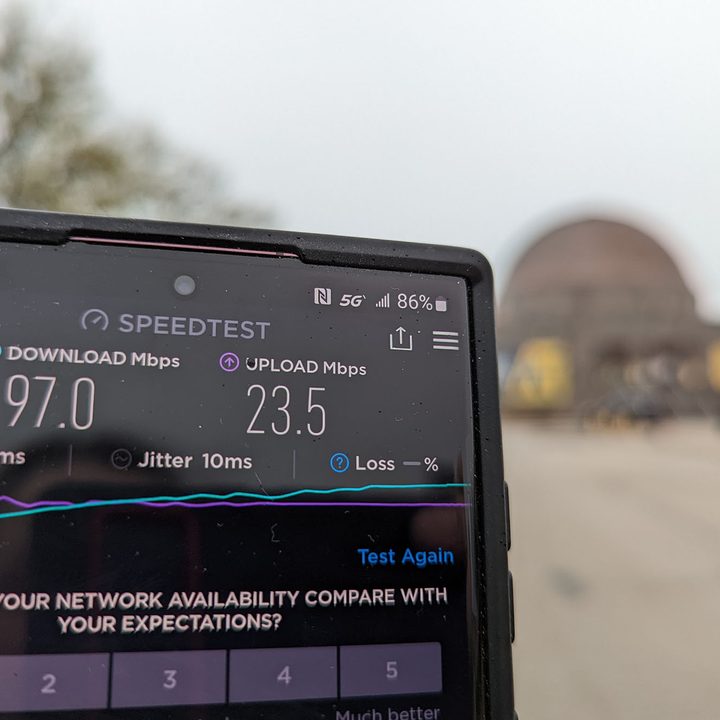 Speedtest results on a Samsung Galaxy S22 Ultra.