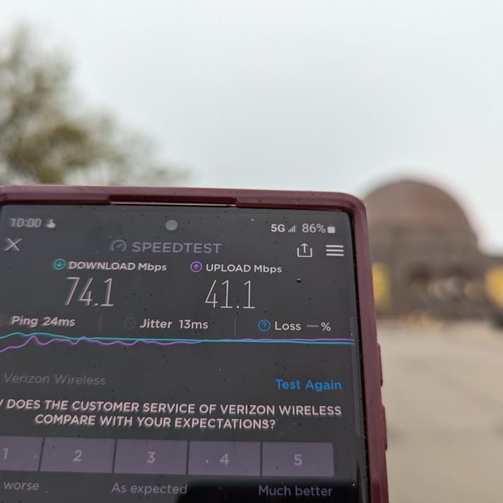 Speedtest results on a Samsung Galaxy S22 Ultra.