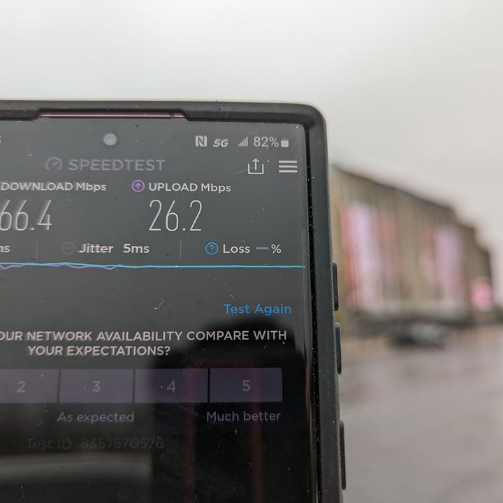 Speedtest results on a Samsung Galaxy S22 Ultra.