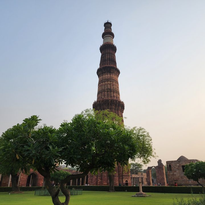 Image of the Indian monument Qutub Minar shot on the Samsung Galaxy S22 Ultra in JPEG.
