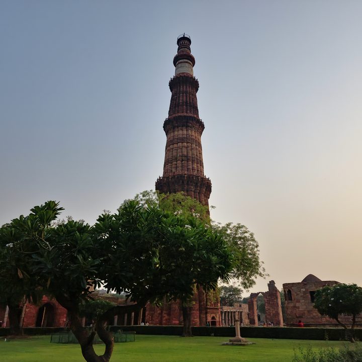 Unedited image of the Indian monument Qutub Minar shot on the Samsung Galaxy S22 Ultra in RAW.