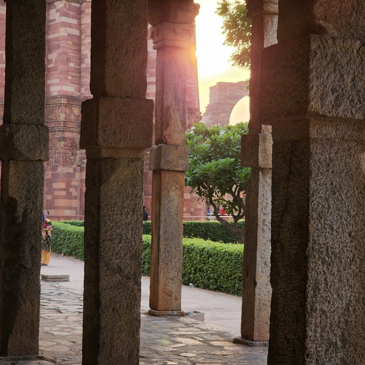 Unedited image of the sun through pillars near the Indian monument Qutub Minar shot on the Samsung Galaxy S22 Ultra in JPEG.