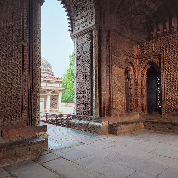 Unedited image of the carvings inside a building near the Indian monument Qutub Minar shot on the Samsung Galaxy S22 Ultra in JPEG.