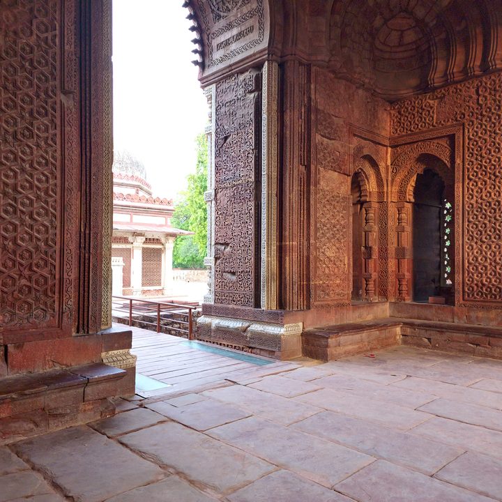 Unedited image of the carvings inside a building near the Indian monument Qutub Minar shot on the Samsung Galaxy S22 Ultra in RAW.