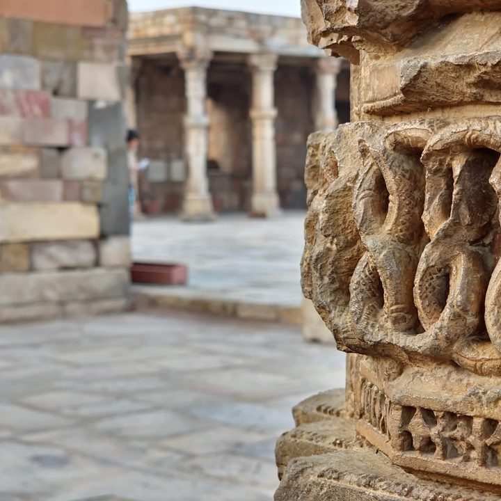 Unedited image of the carvings on pillars near the Indian monument Qutub Minar shot on the Samsung Galaxy S22 Ultra in RAW.
