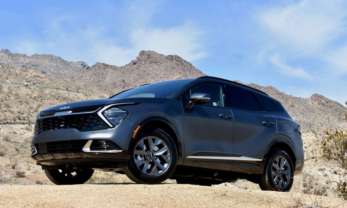 Front three quarter view of the 2023 Kia Sportage Hybrid