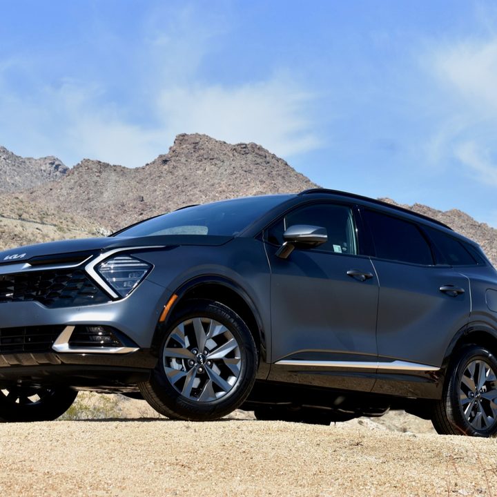 Front three quarter view of the 2023 Kia Sportage Hybrid