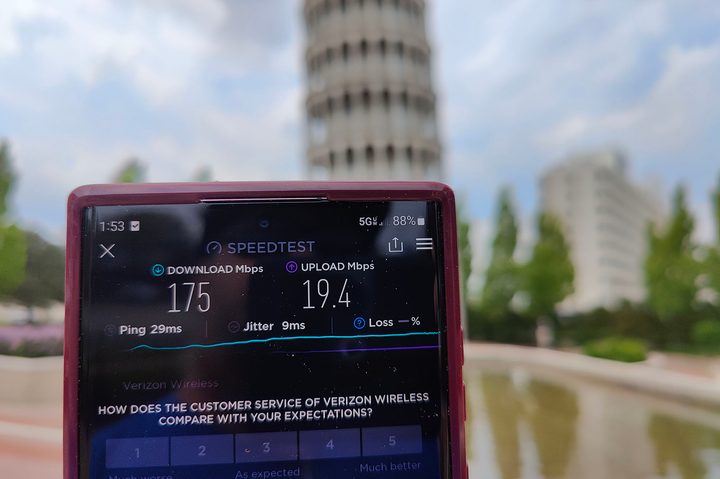 Speedtest results on a Samsung Galaxy S22 Ultra.