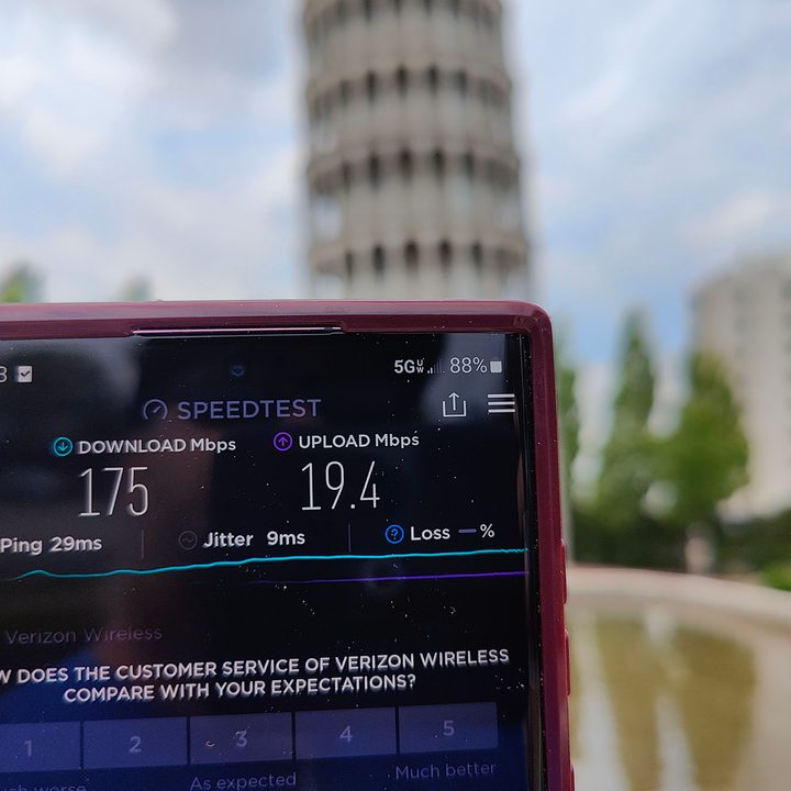 Speedtest results on a Samsung Galaxy S22 Ultra.