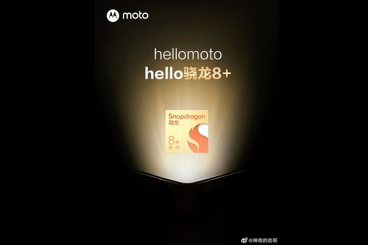 An image of the Snapdragon 8 Gen1+ processor illuminated by an open flip phone. Text on the image reads "hellomoto hello Snapdragon 8+."