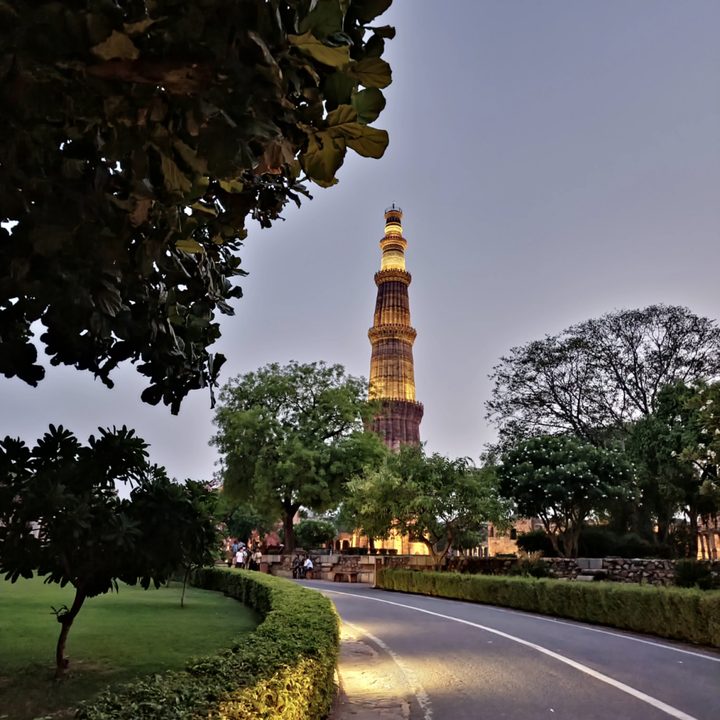 Unedited image of the carvings on pillars near the Indian monument Qutub Minar shot on the Samsung Galaxy S22 Ultra in RAW.