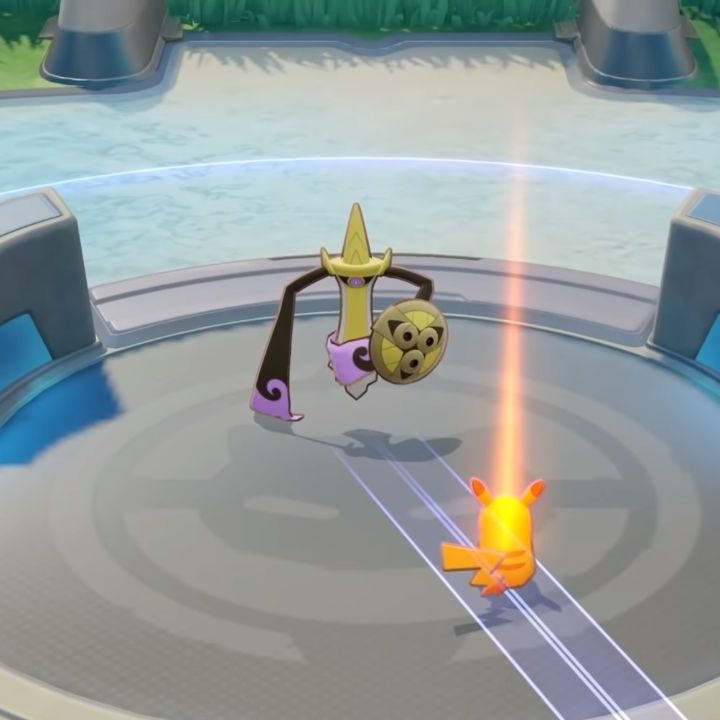Aegislash lining up an attack in Pokemon Unite.