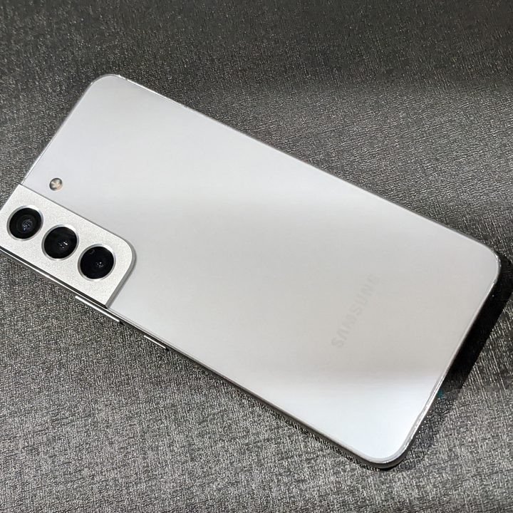 Rear panel of a white Galaxy S22