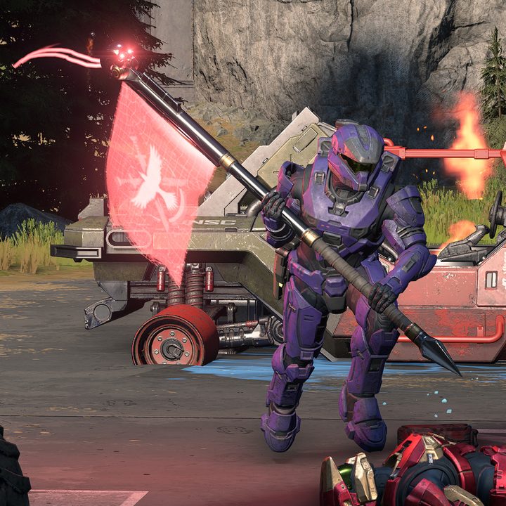 A Spartan carrying the enemy flag in Halo Infinite.