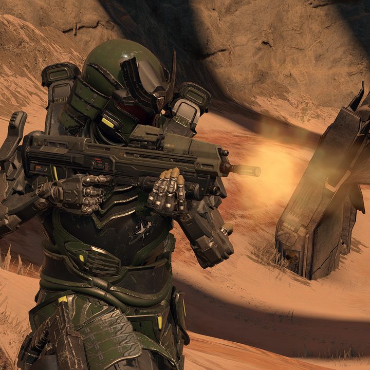Spartan with an assault rifle in Halo Infinite.