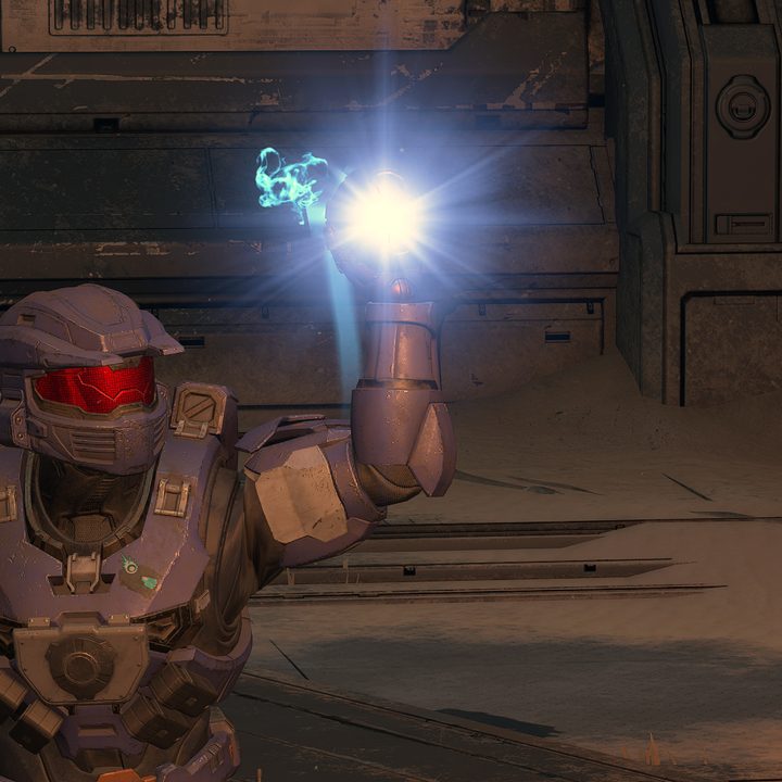 A Spartan throwing a plasma grenade in Halo Infinite.