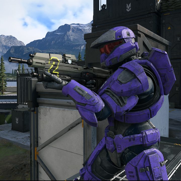 A Spartan aims an assault rifle in Halo Infinite.
