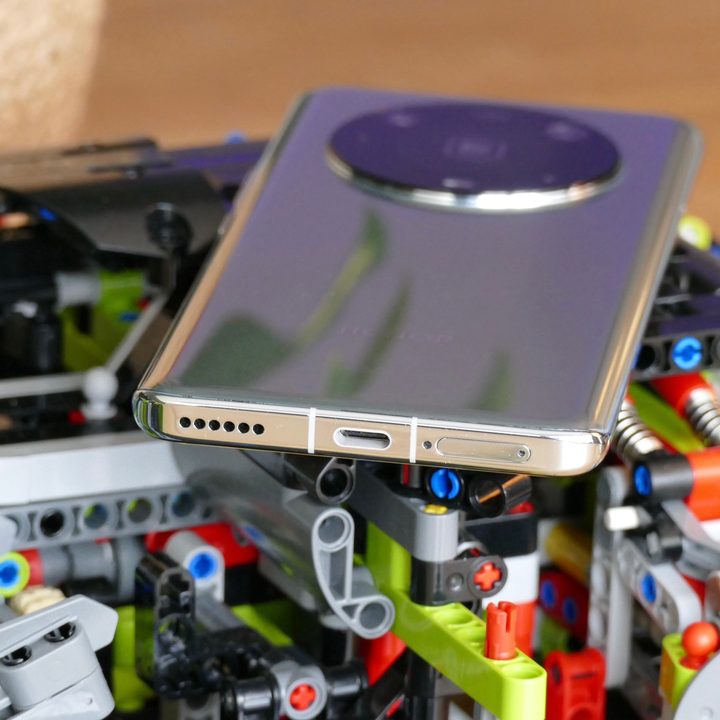 The charging port on the bottom of the Honor Magic4 Pro.