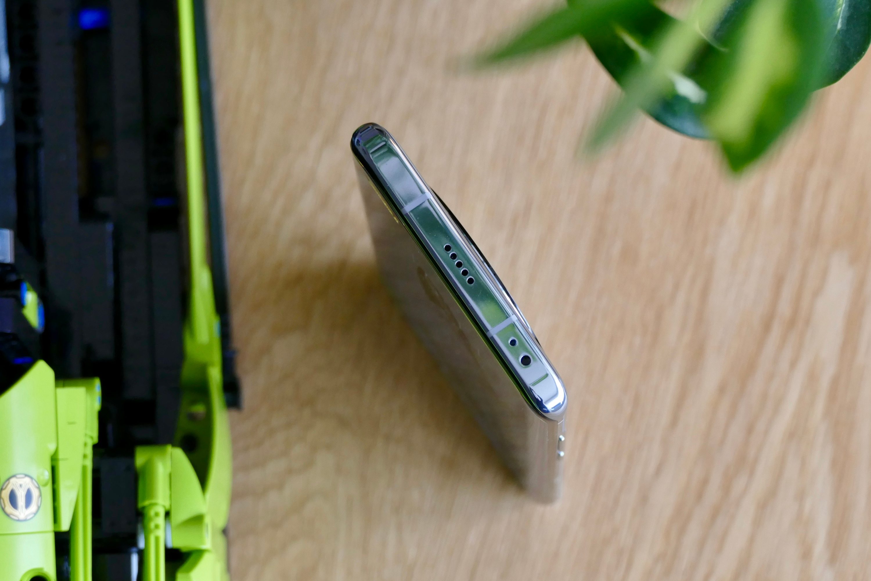 The top of the Honor Magic4 Pro.