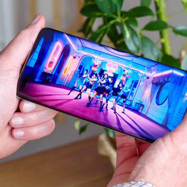 Watching video on the Honor Magic4 Pro.