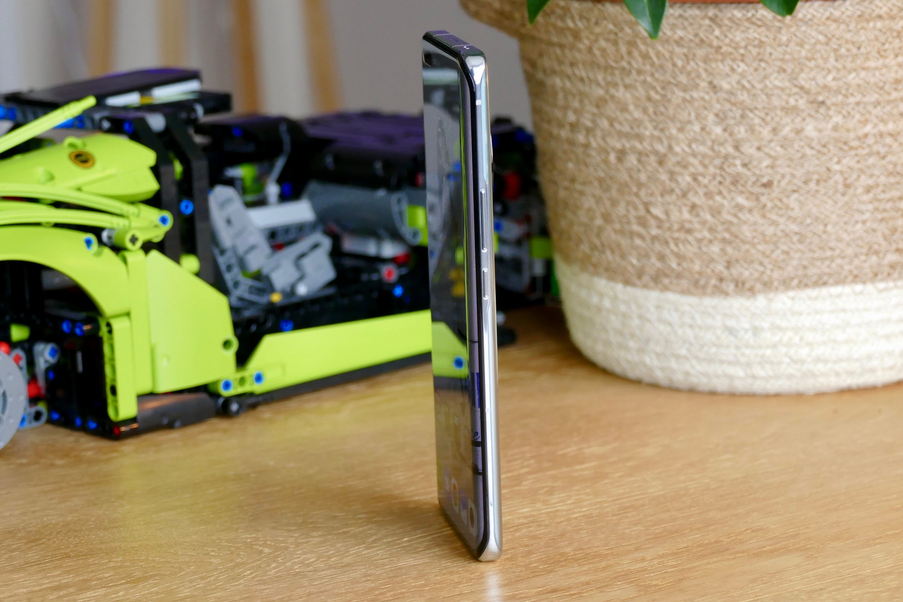 The side of the Honor Magic4 Pro, showing the volume buttons.