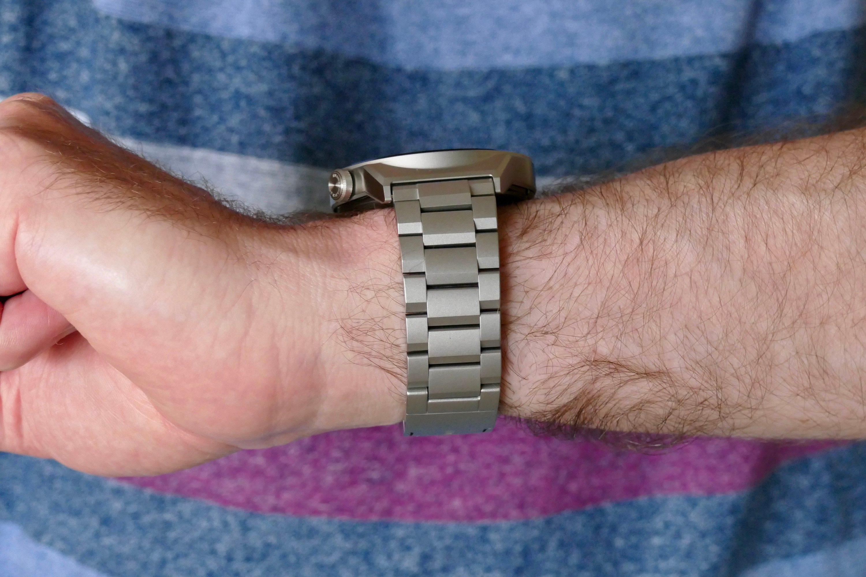 Huawei Watch GT 3 Pro Elite's titanium bracelet seen from the side.