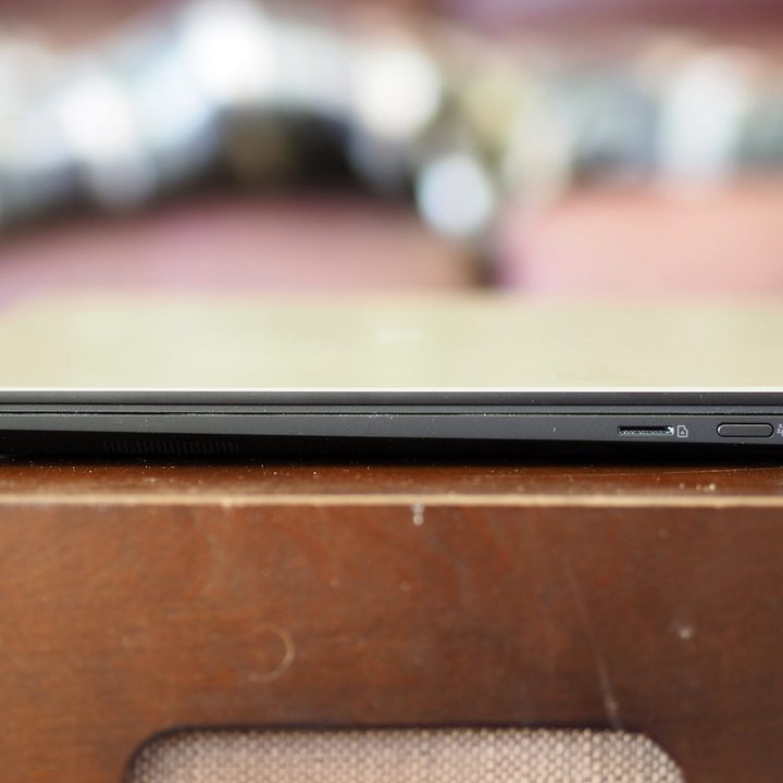 A single USB-A 3.2 Gen 2 drop-jaw port on the right-hand side of the LG gram 16 2-in-1.