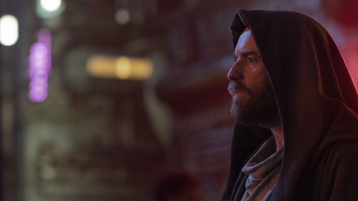 Obi-Wan wears a hood in Obi-Wan Kenobi.