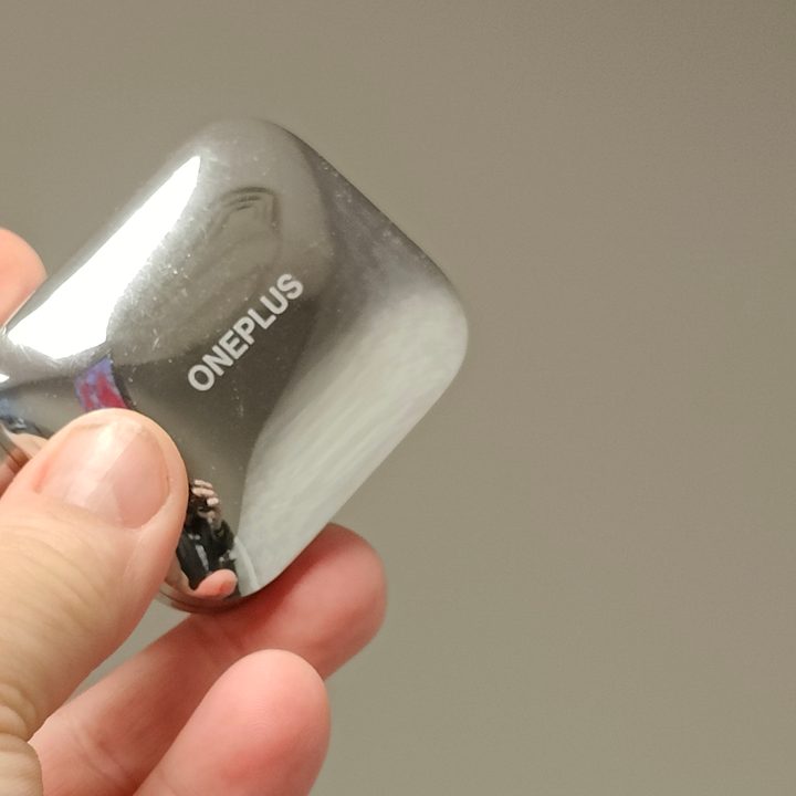A hand holds the OnePlus Buds Pro case.