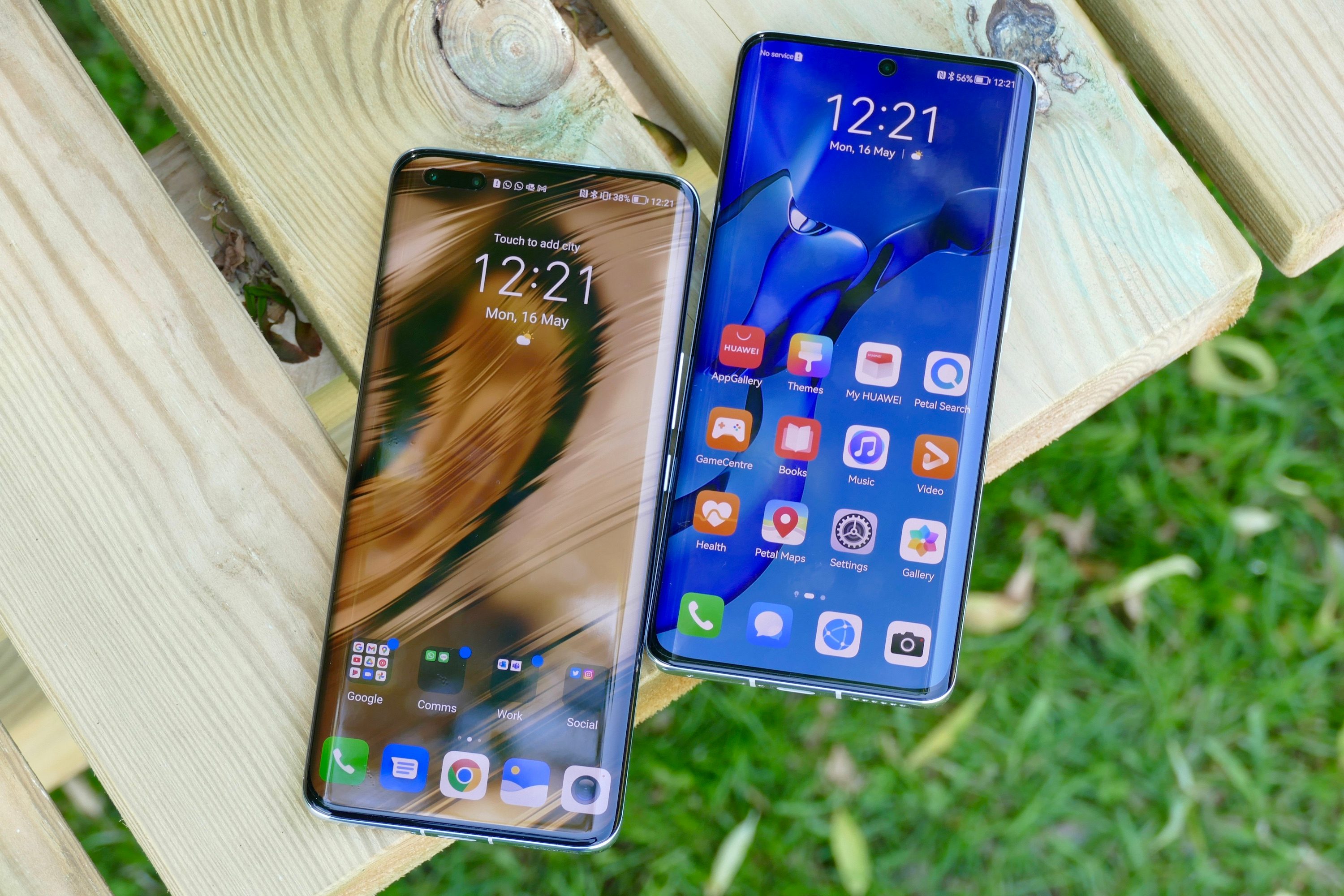 Huawei P50 Pro and Honor Magic4 Pro's screens.