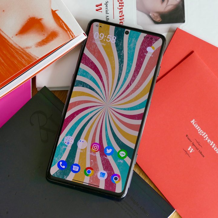 Poco F4 GT showing its screen on a table.