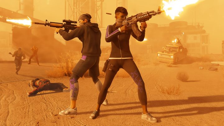 Co-op Saints Row players shoot at enemies.