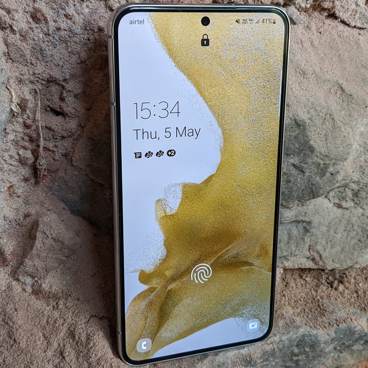 Samsung Galaxy S22 punch hole display.